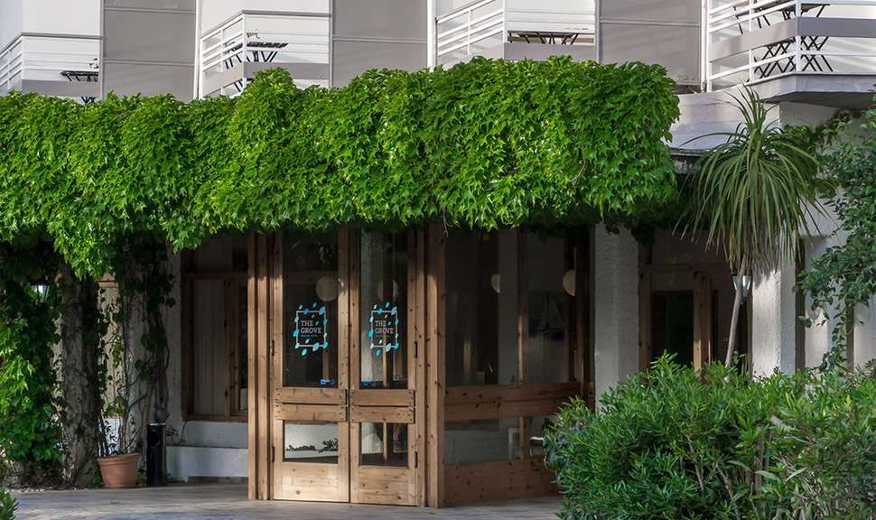 Een foto van de buitenkant van The Grove Seaside Hotel