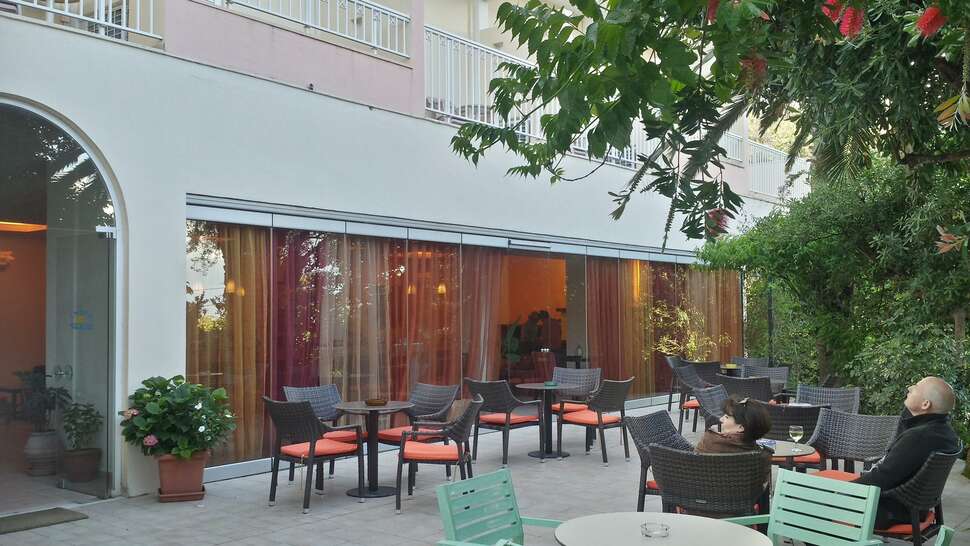 Ein Foto von der Terrasse im Ipsos Beach Hotel