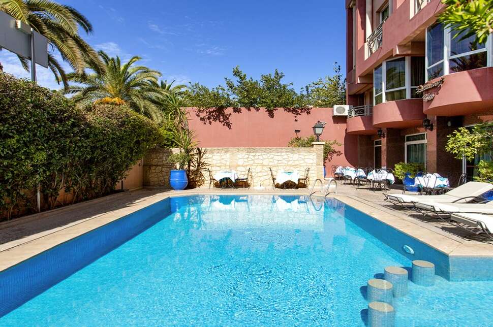 Ein Foto vom Pool im Hotel Akabar