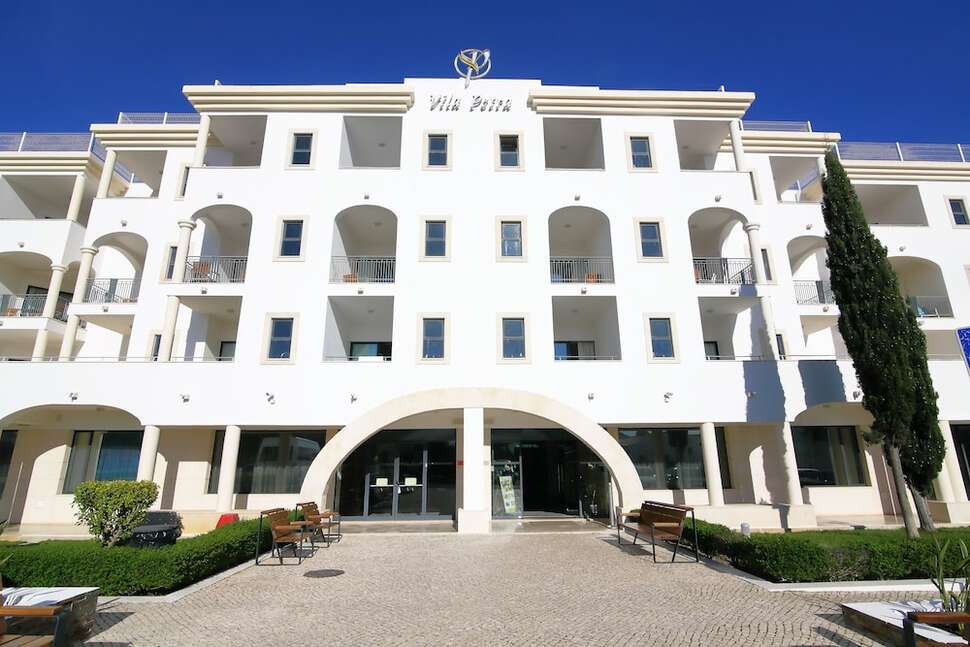 Een foto van de buitenkant van Vila Petra Appartementen