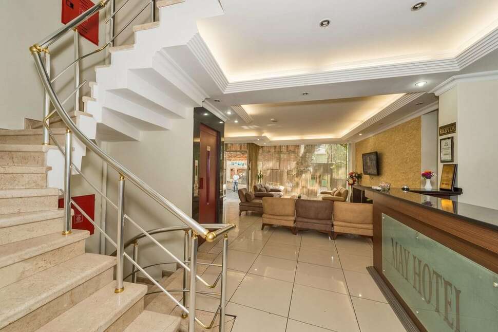 Een foto van het interieur van May Hotel Istanbul