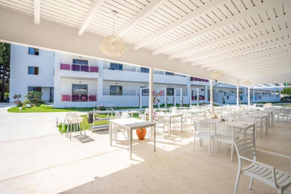Een foto van het terras bij Stamos Hotel Faliraki