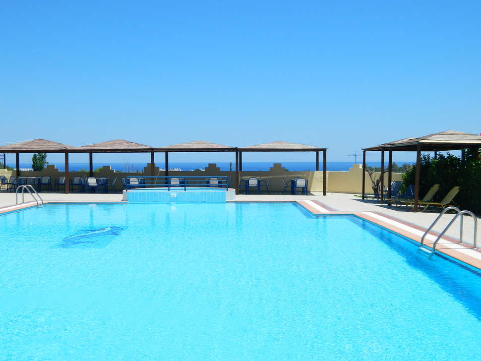 Ein Foto vom Pool im Telhinis Hotel