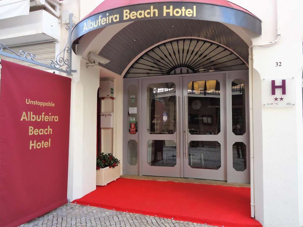 Een foto van de buitenkant van Albufeira Beach Hotel