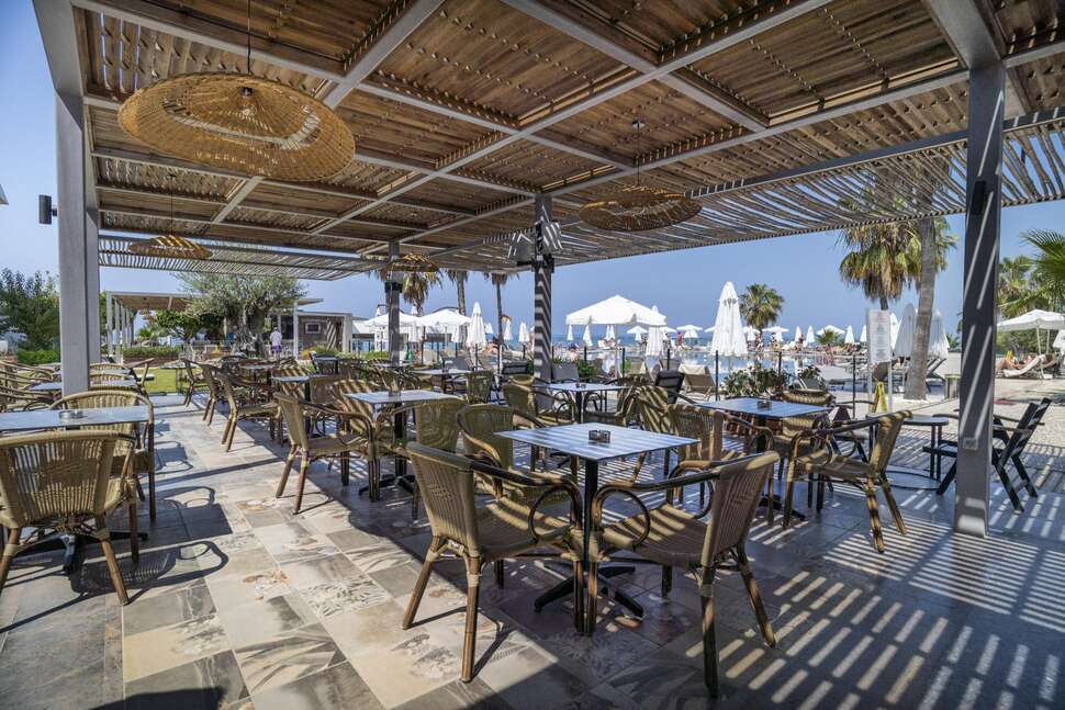 Een foto van het terras bij Flora Garden Beach Hotel