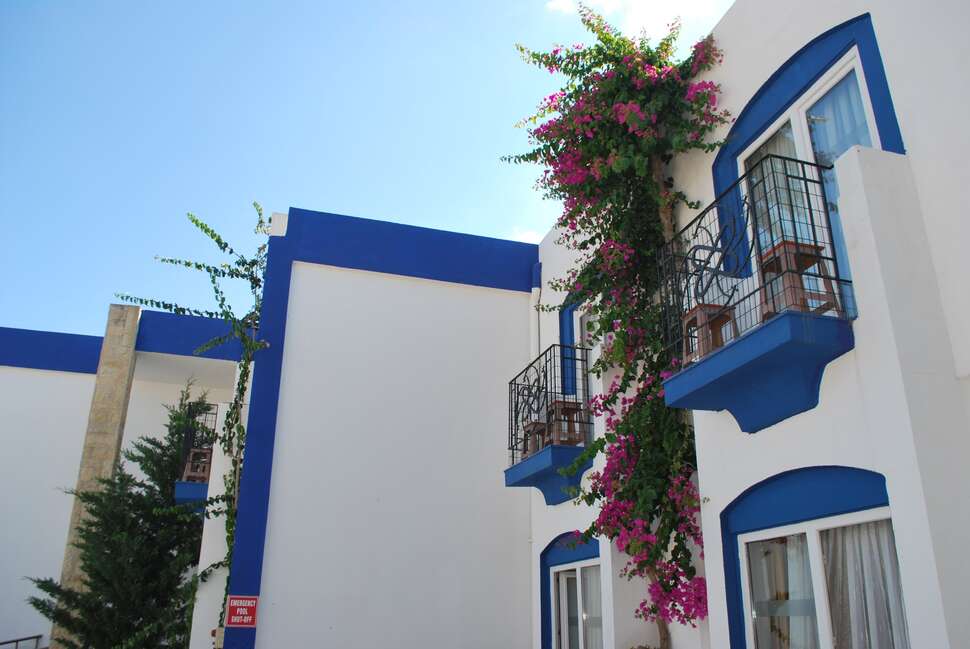 Ein Foto von der Außenansicht des Serpina Hotel