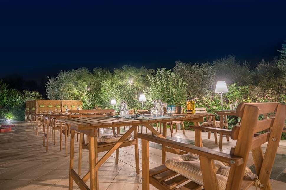 Een foto van het terras bij Castelli Hotel