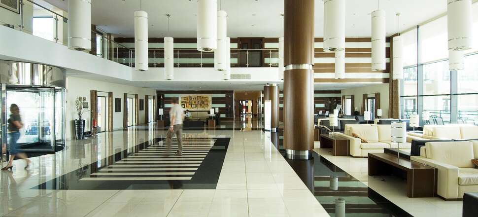 Een foto van het interieur van Vila Gale Santa Cruz