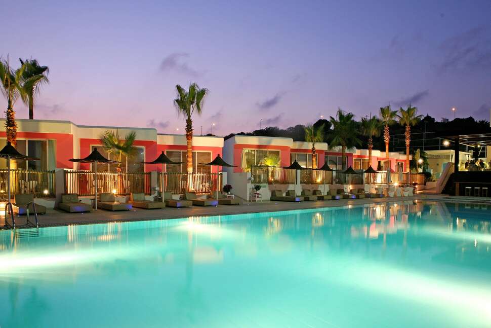 Een foto van het zwembad bij Napa Mermaid Hotel & Suites