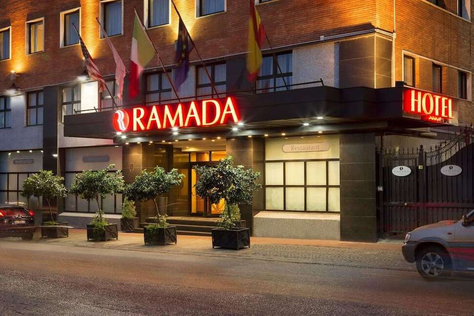 Ein Foto von der Außenansicht des Ramada by Wyndham Naples