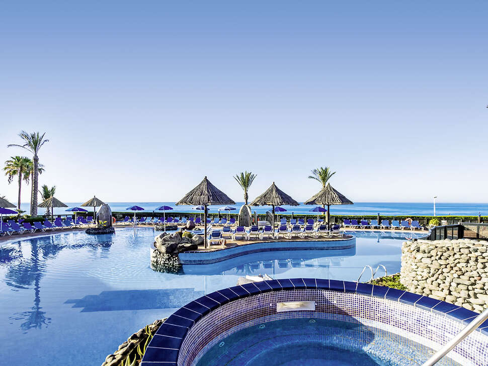 Een foto van het zwembad bij BlueBay Beach Club