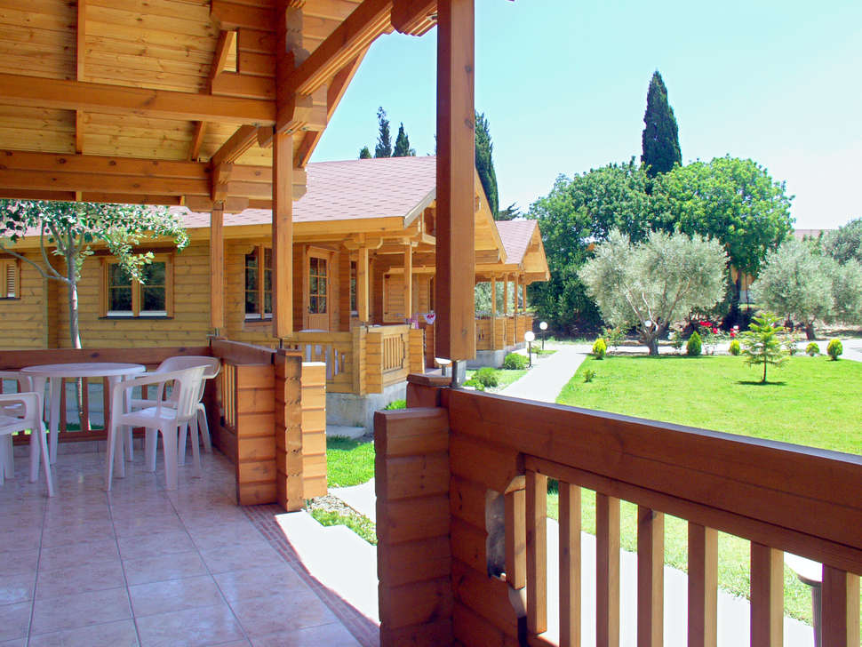 Een foto van het terras bij Sandy's Studios & Log Villas