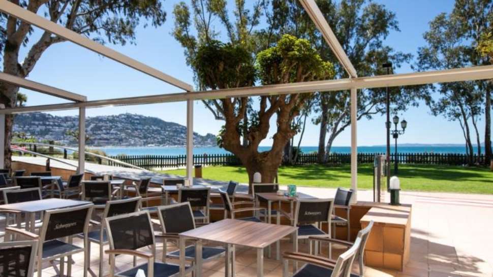 Een foto van het terras bij Hotel Roses Platja
