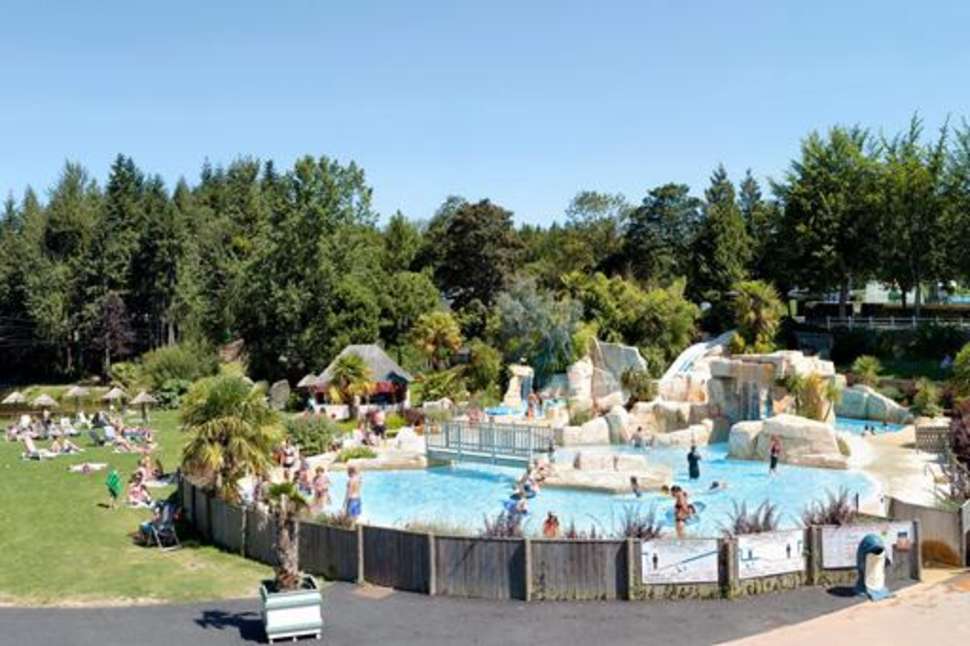 Een foto van het zwembad bij Les Ormes Domaine & Resort