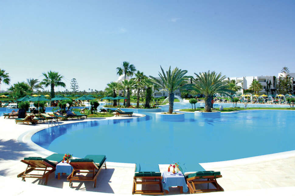 Een foto van het zwembad bij Djerba Plaza Thalasso & Spa