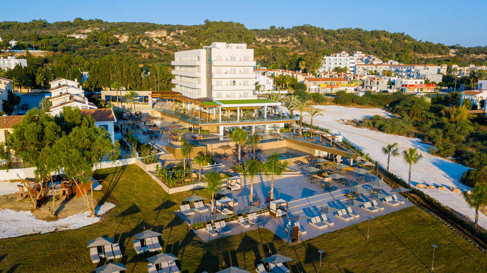 Ein Foto von der Außenansicht des Cavo Zoe Seaside Hotel