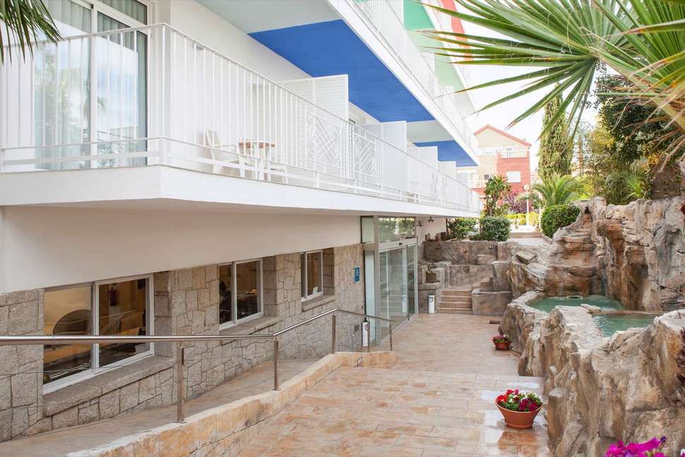 Een foto van de buitenkant van Hotel Ibersol Antemare Spa