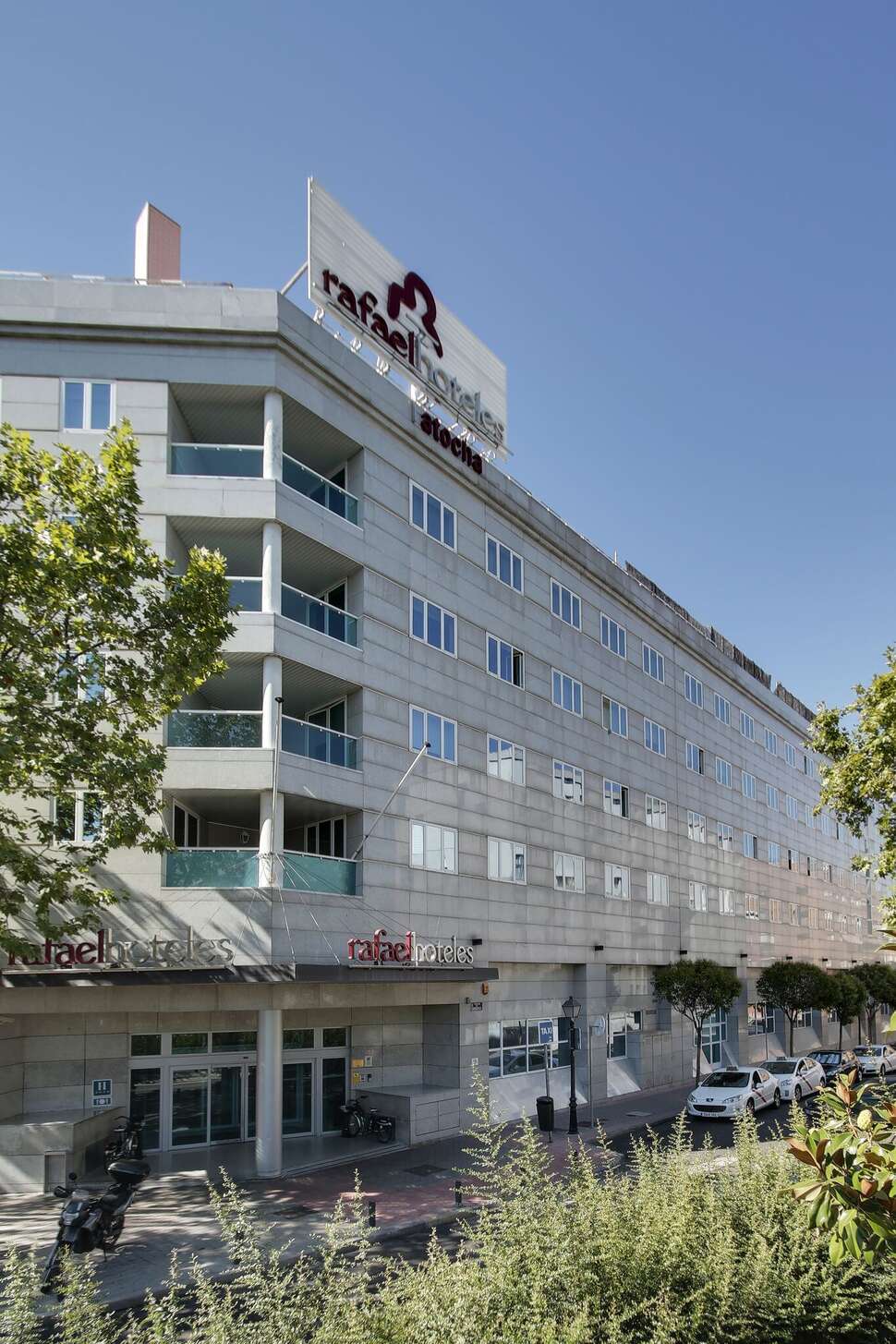 Ein Foto von der Außenansicht des Rafaelhoteles Atocha