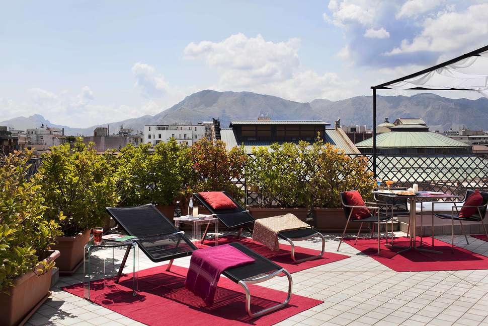 Een foto van het terras bij Hotel Plaza Opera