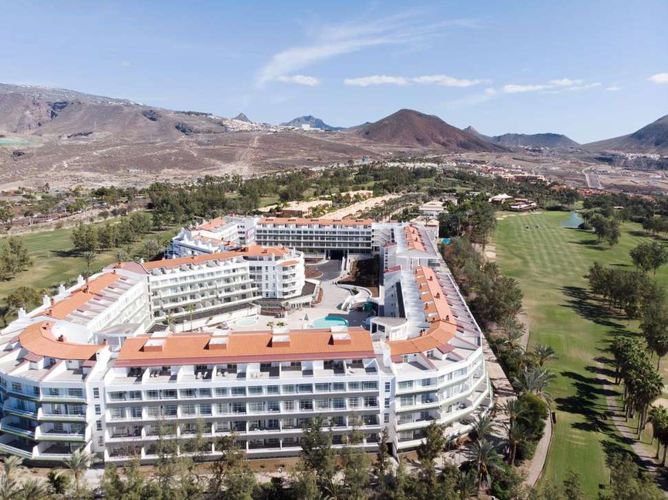 Ein Foto von der Außenansicht des Gara Suites Golf & Spa