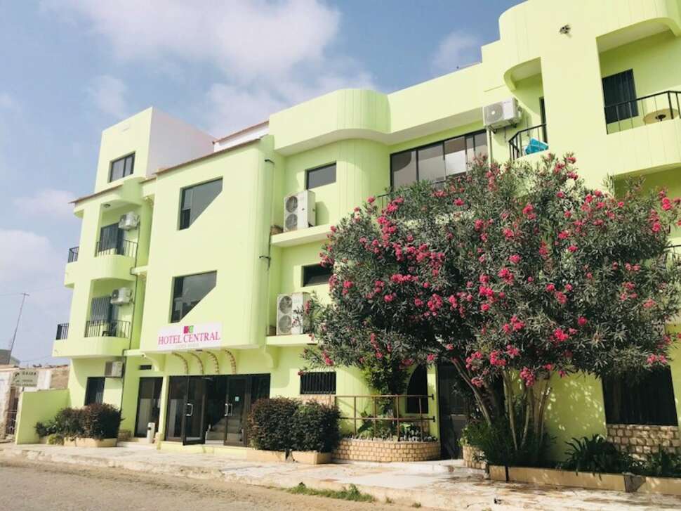 Een foto van de buitenkant van Hotel Central Sal