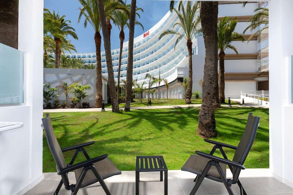 Een foto van het terras bij Riu Palace Palmeras