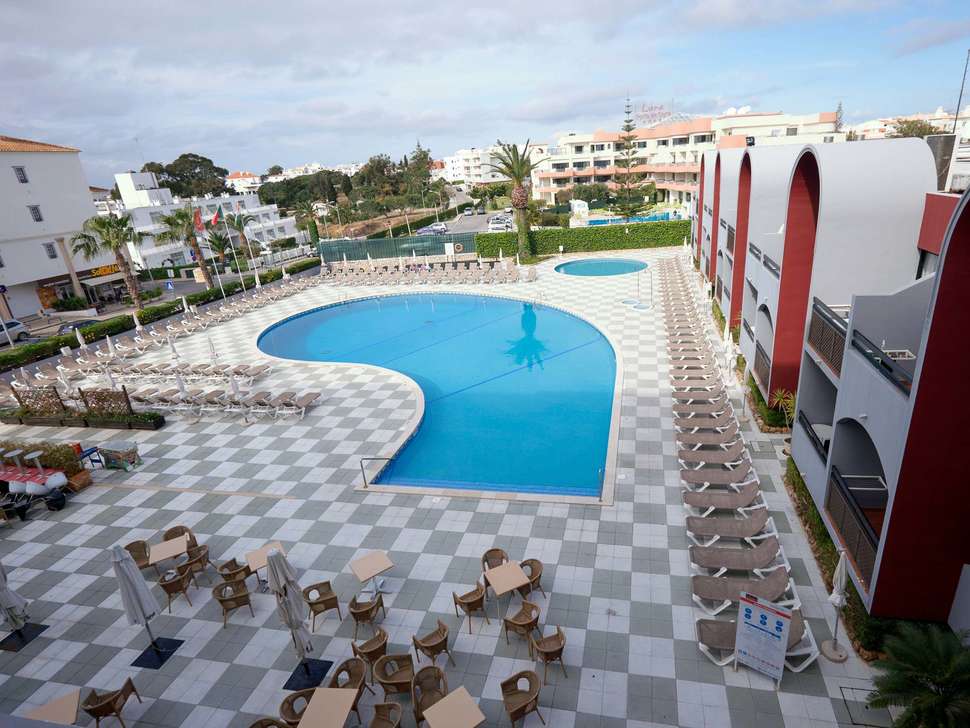 Een foto van het zwembad bij Muthu Oura Praia Hotel