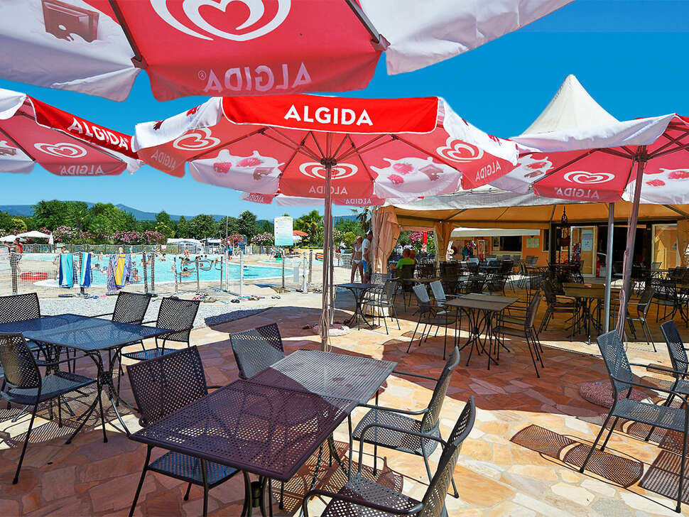Een foto van het terras bij Camping Baia Verde