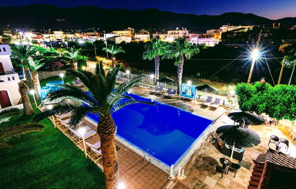 Ein Foto vom Pool im Stelios Gardens