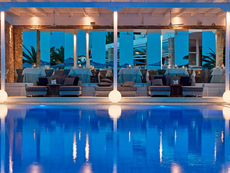 Ein Foto vom Pool im Myconian Ambassador - Relais & Chateaux