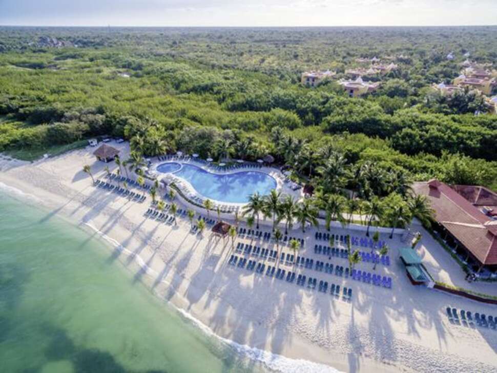 Een foto van het zwembad bij Occidental Cozumel