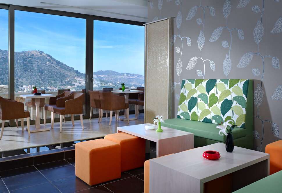 Een foto van het interieur van Filion Suites Resort & Spa