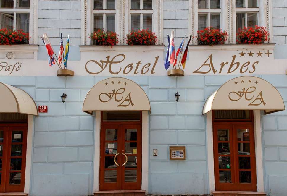 Een foto van de buitenkant van Hotel Arbes