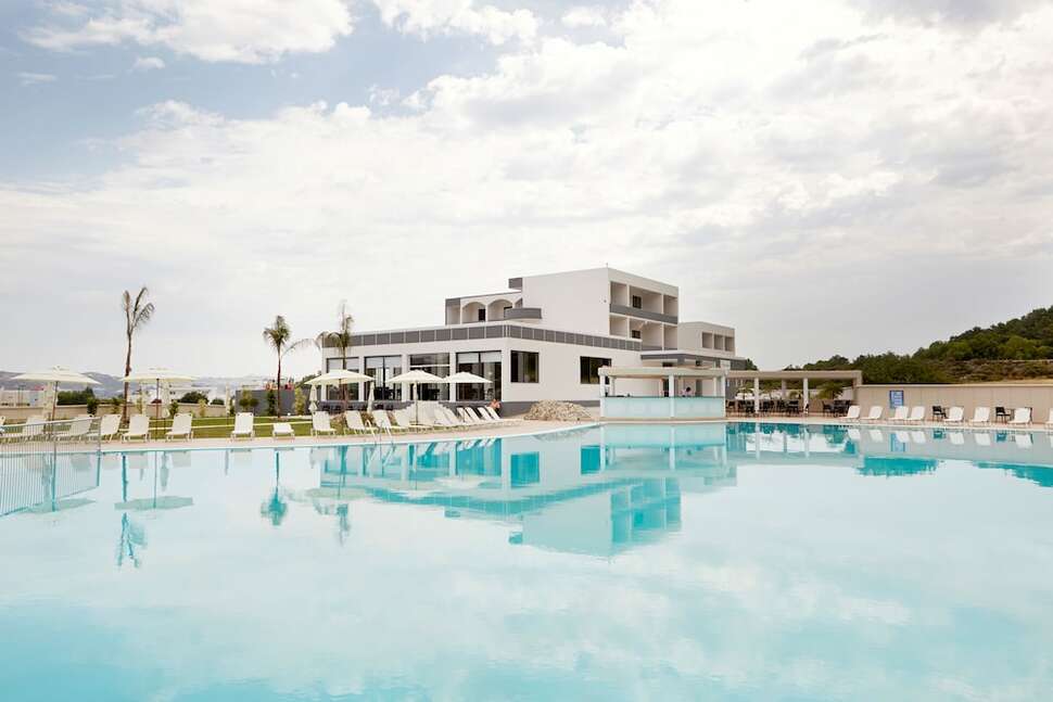 Een foto van het zwembad bij Evita Resort
