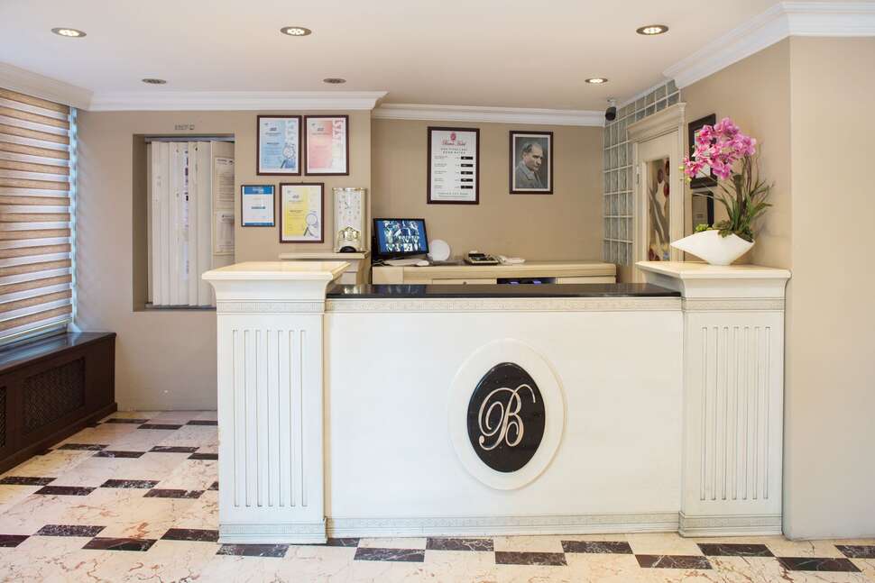 Een foto van het interieur van Barin Hotel
