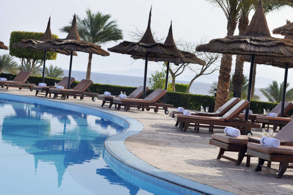 Een foto van het zwembad bij Renaissance Golden View Beach Resort