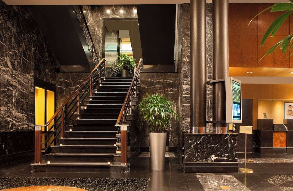 Een foto van het interieur van Millennium Broadway Hotel