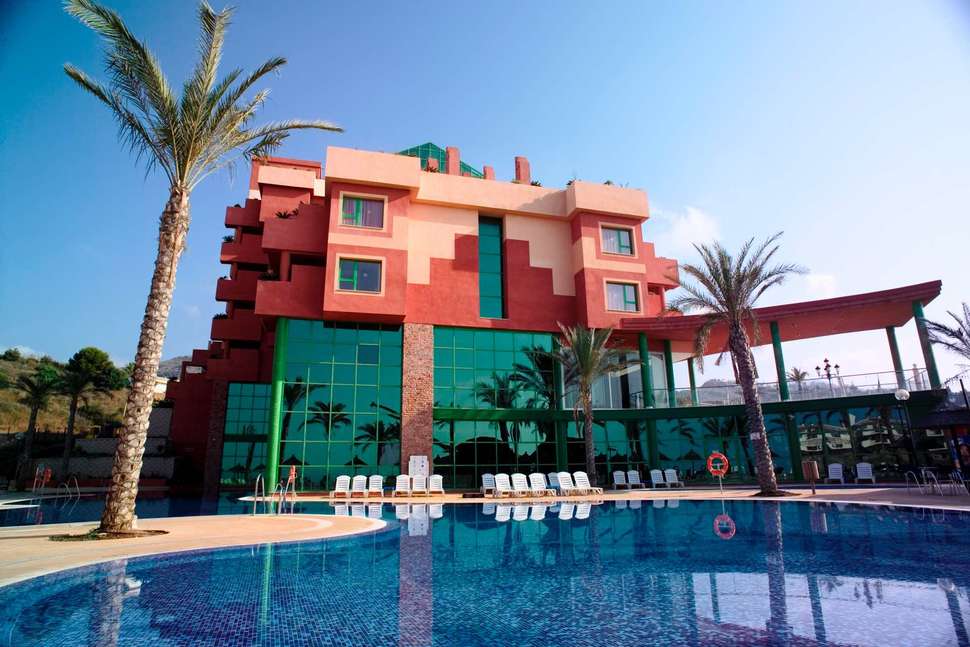 Een foto van het zwembad bij Holiday World Riwo Hotel