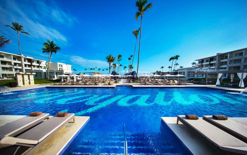 Een foto van het zwembad bij Royalton Bavaro