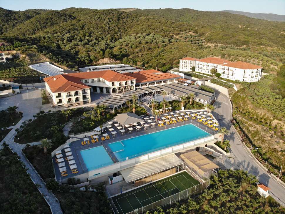 Een foto van het zwembad bij Akrathos Beach Hotel