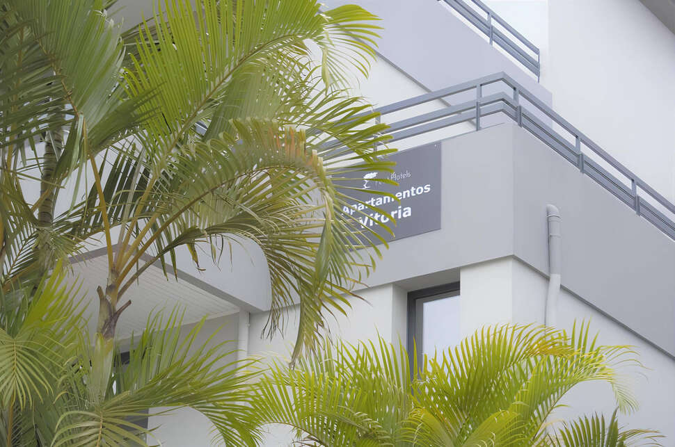 Een foto van de buitenkant van Appartementen Vitoria by Petit Hotels