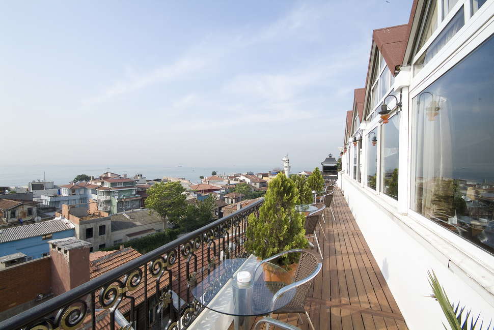 Een foto van het terras bij Avicenna Hotel