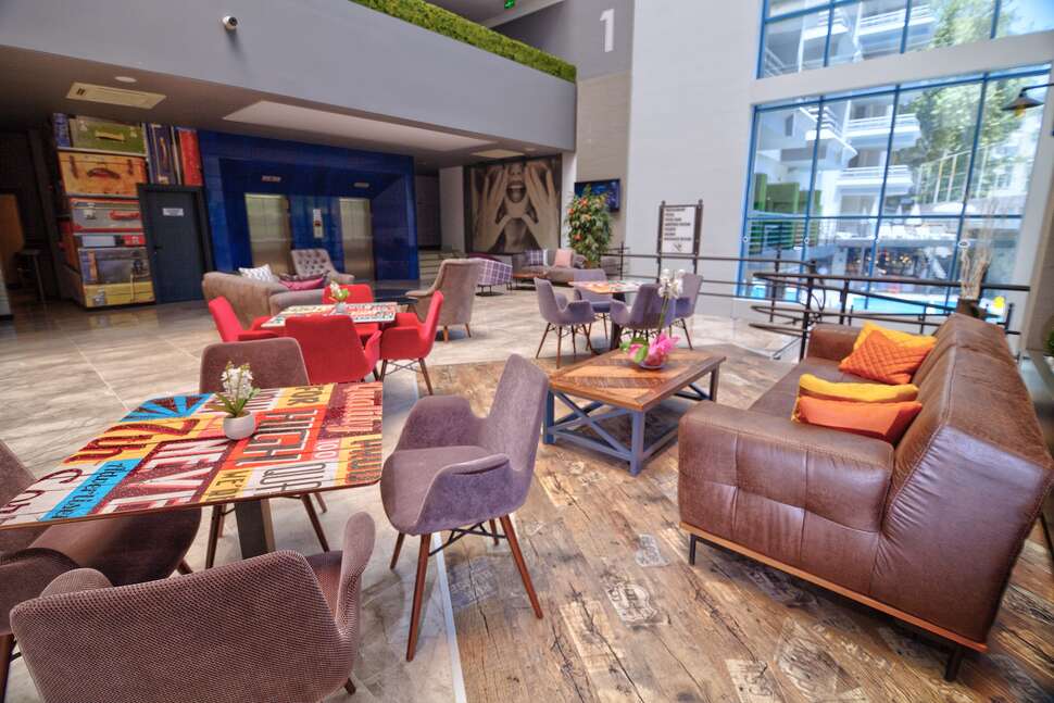 Een foto van het interieur van Ramira City Hotel