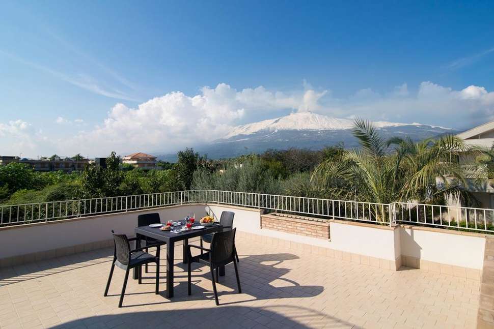 Een foto van het terras bij Villa Galati Resort