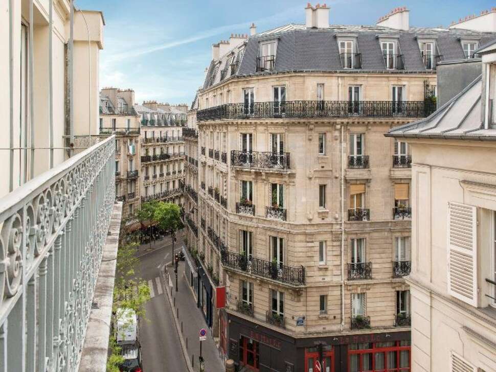 Een foto van de buitenkant van Hotel Corona Rodier