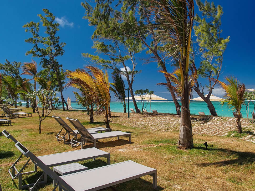 Een foto van het terras bij Crystals Beach Resort Belle Mare