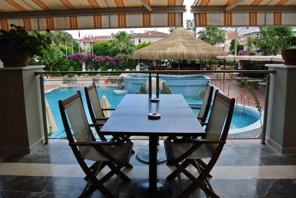 Een foto van het terras bij Begonville Hotel