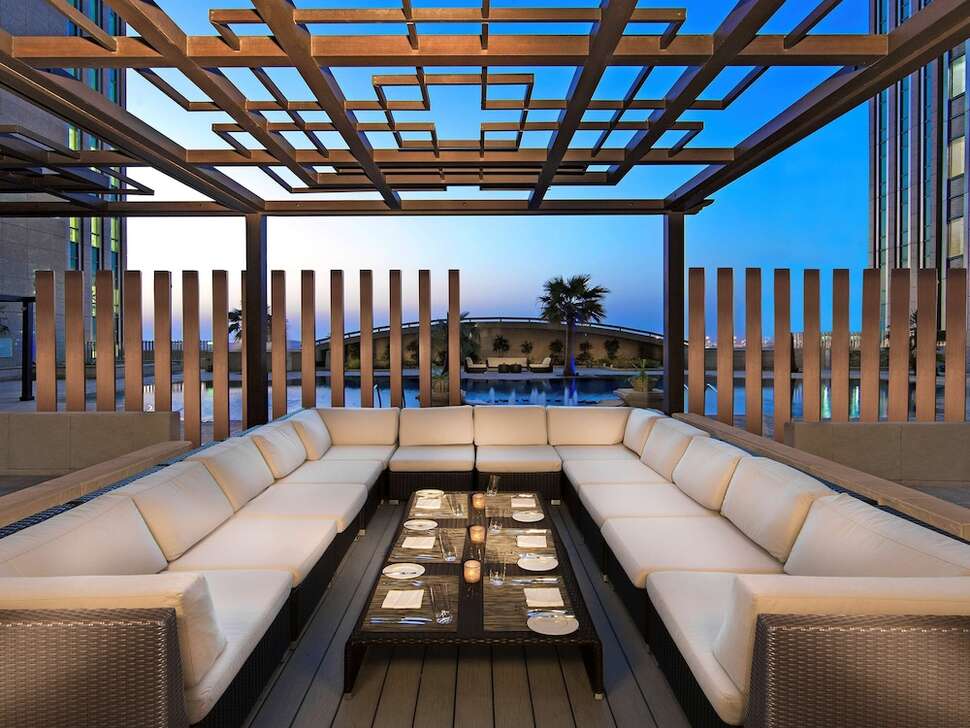 Ein Foto von der Terrasse im Sofitel Abu Dhabi Corniche
