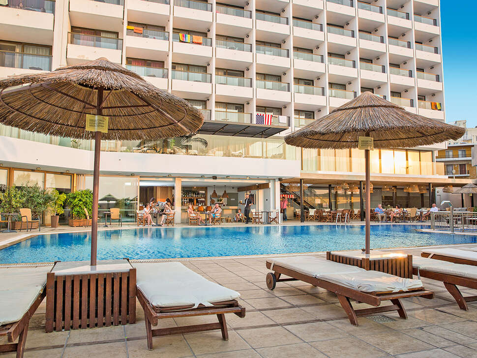 Een foto van het zwembad bij Blue Sky City Beach Hotel