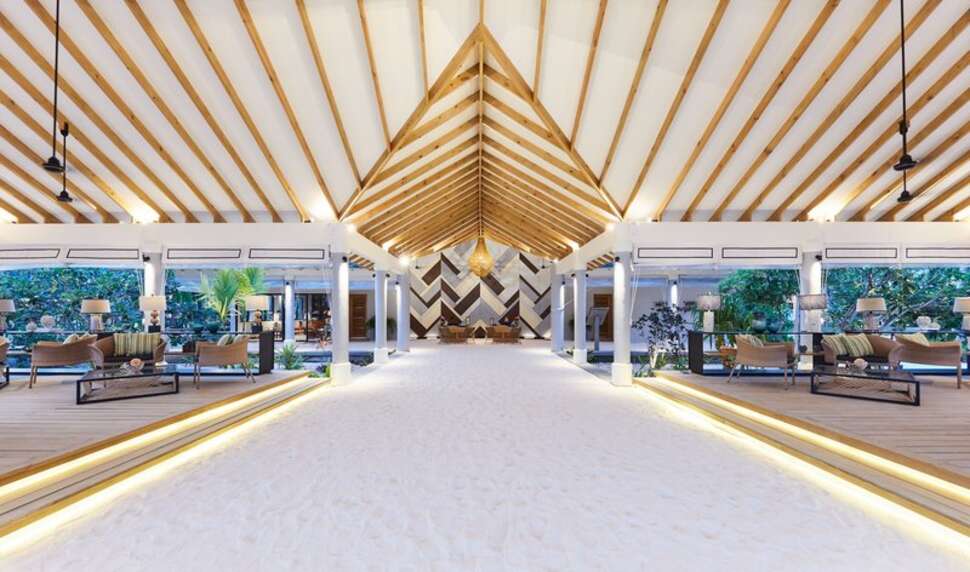 Een foto van het terras bij NH Collection Maldives Havodda Resort